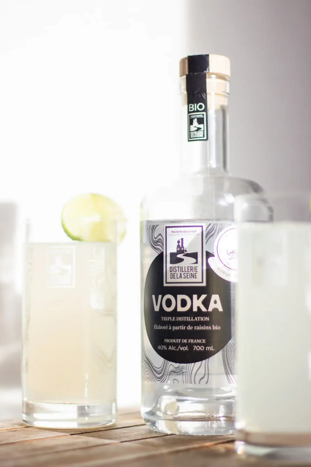 une bouteille de vodka entre deux verre à cocktail remplie