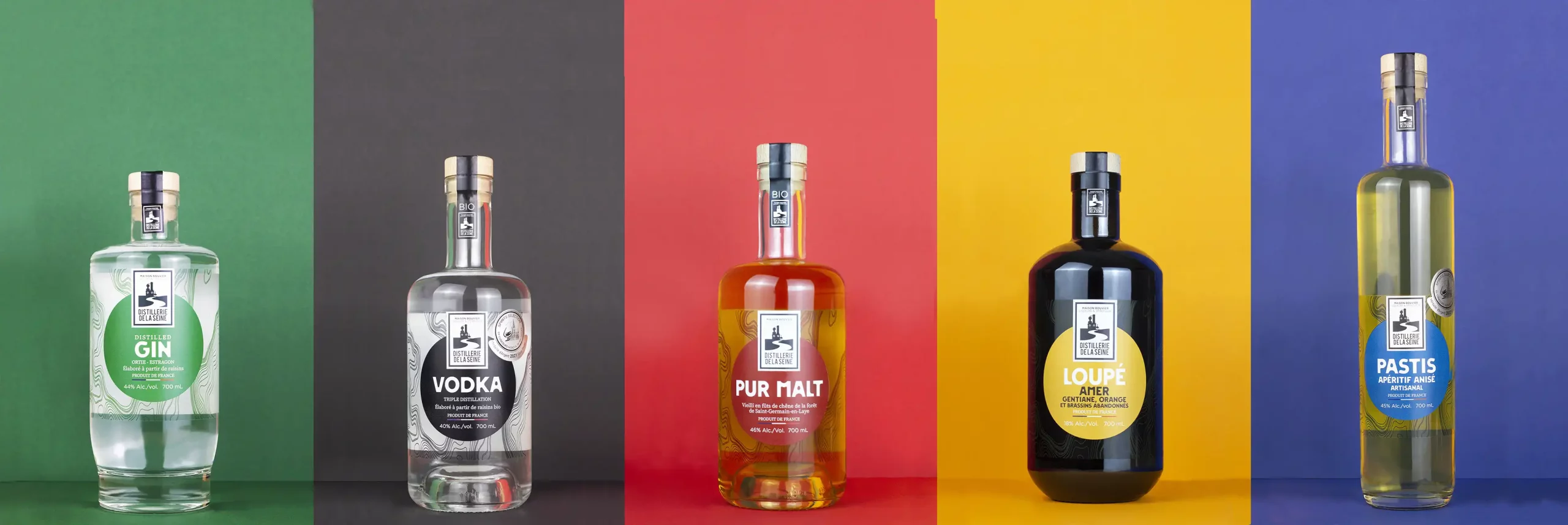 photos des cinq produits de la distillerie , à gauche le gin ensuite la vodka le pur malt le loupé et le pastis