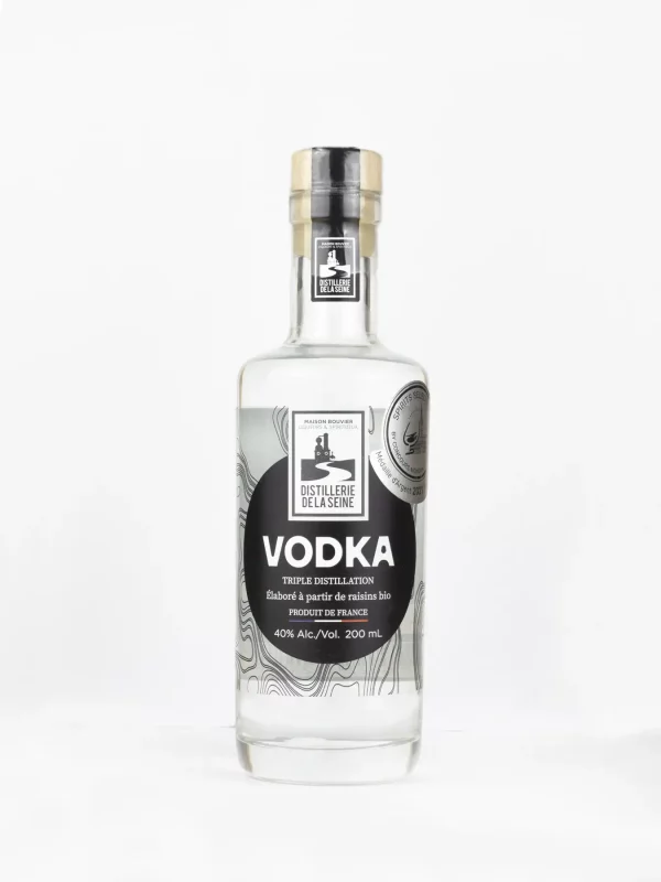 bouteille de la vodka 20cl sur fond blanc